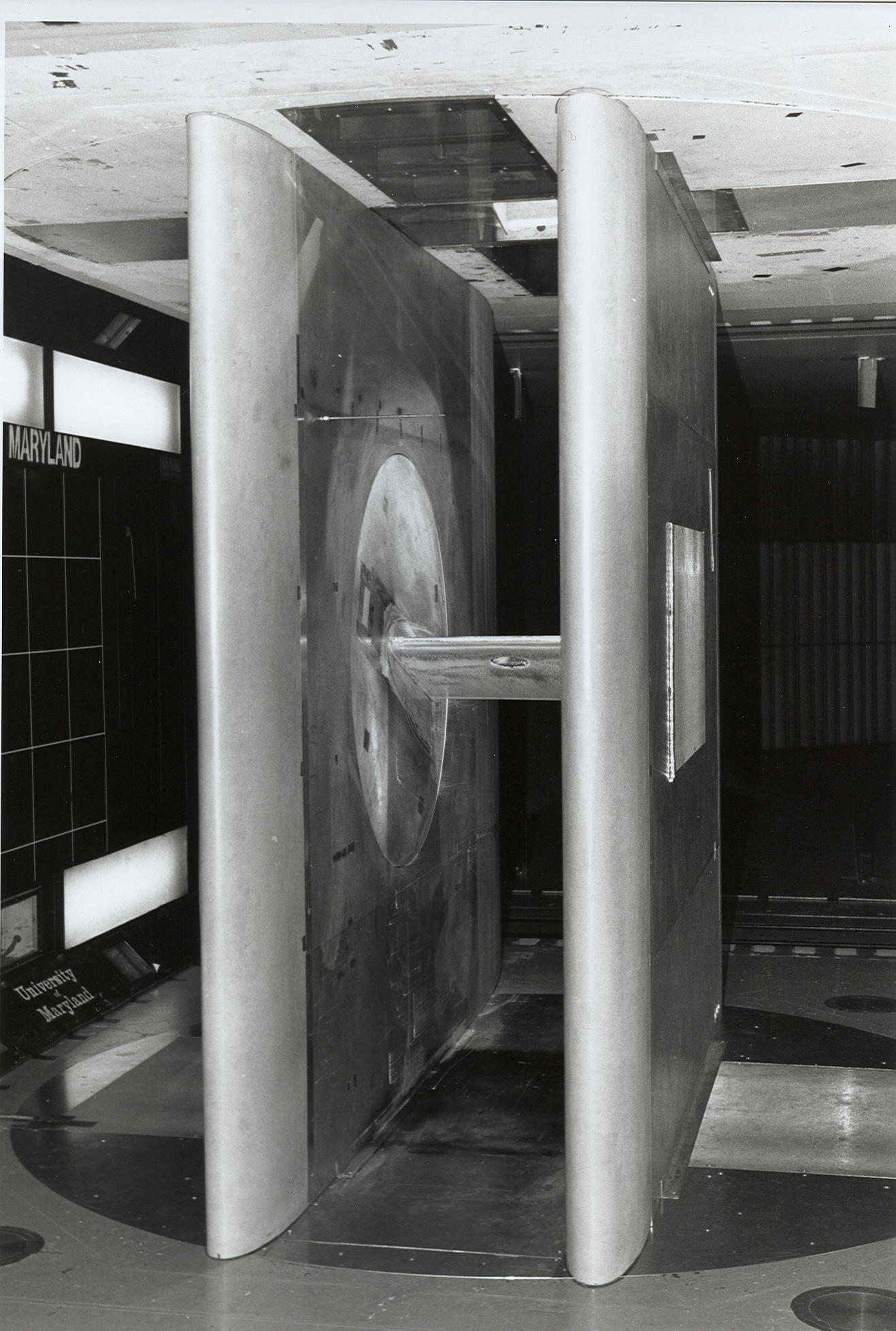 Image of a "two-dimensional insert" in a wind tunnel.